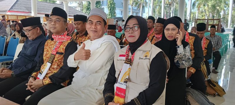 Foto Kabag Umum Setda Lotim, Lalu Moh. Azmi, S.SiT., M.Ak; TGH. Abdul Azis Sukarnawadi, Lc., M.A; Pimpinan Cabang PT Travel Baitul Haramain Wisata Lombok Timur, Qomala Ahsanulaily, SH, saat Pelepasan Jamaah Umrah di Pendopo Bupati pada Kamis (3/9/2026)